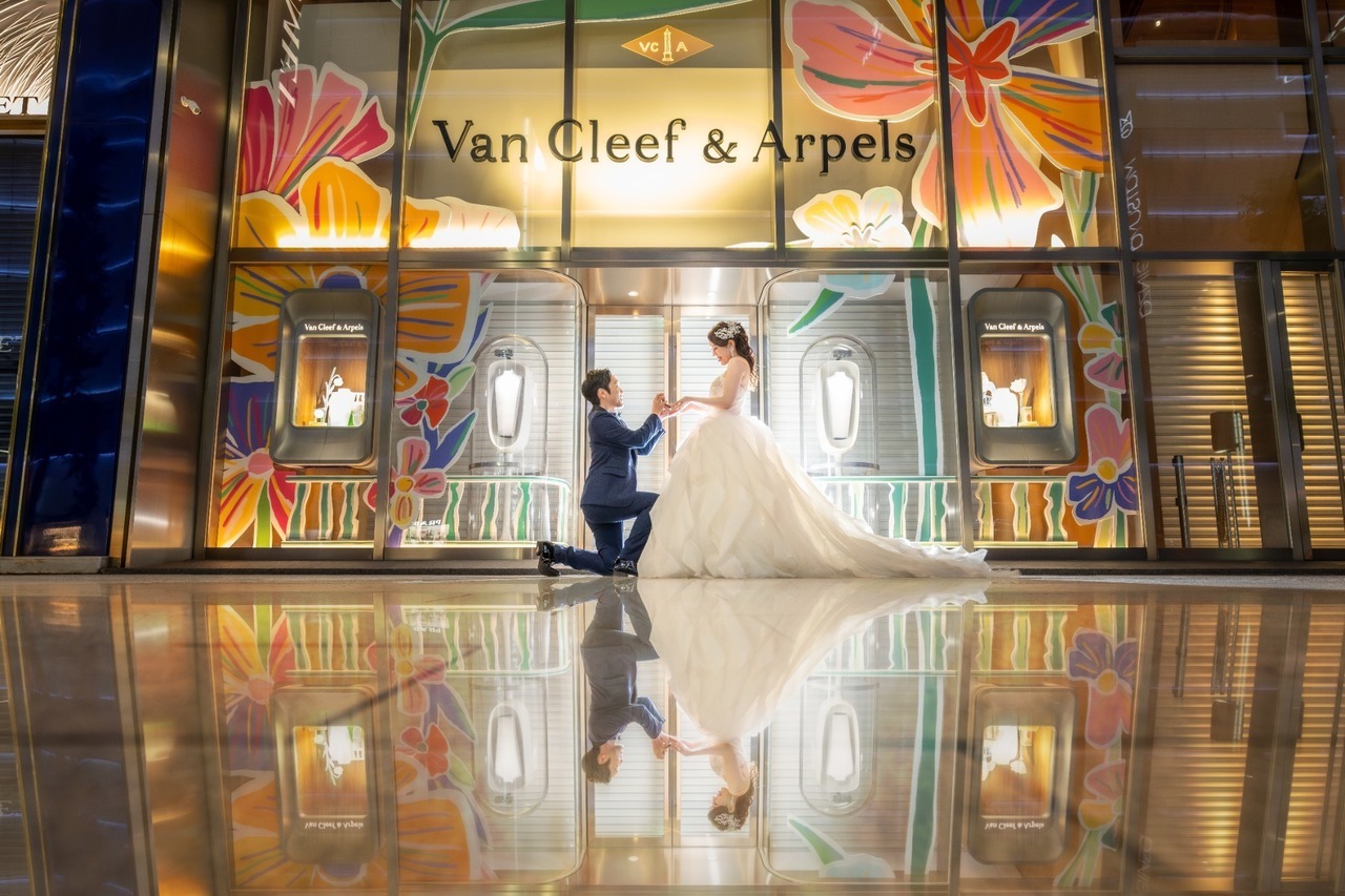 Van Cleef & Arpels前でのリフレクションショット
