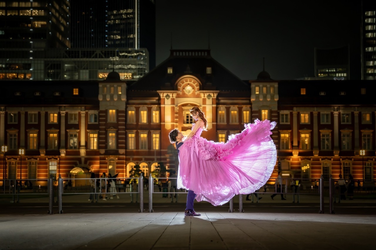 VERA WANGのピンクヘイリーを着た新郎新婦様の東京駅前撮り写真
