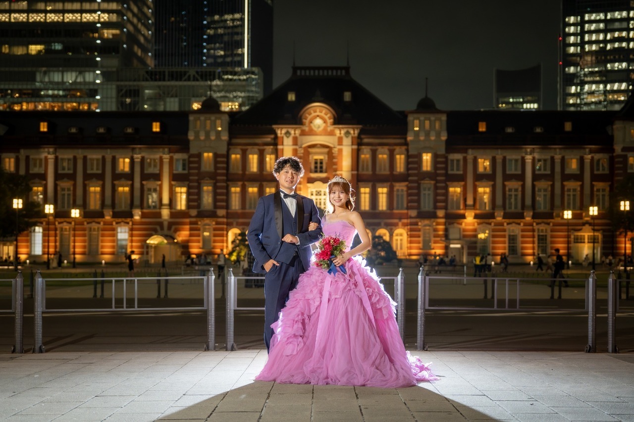 VERA WANGのピンクヘイリーを着た新郎新婦様の東京駅前撮り写真