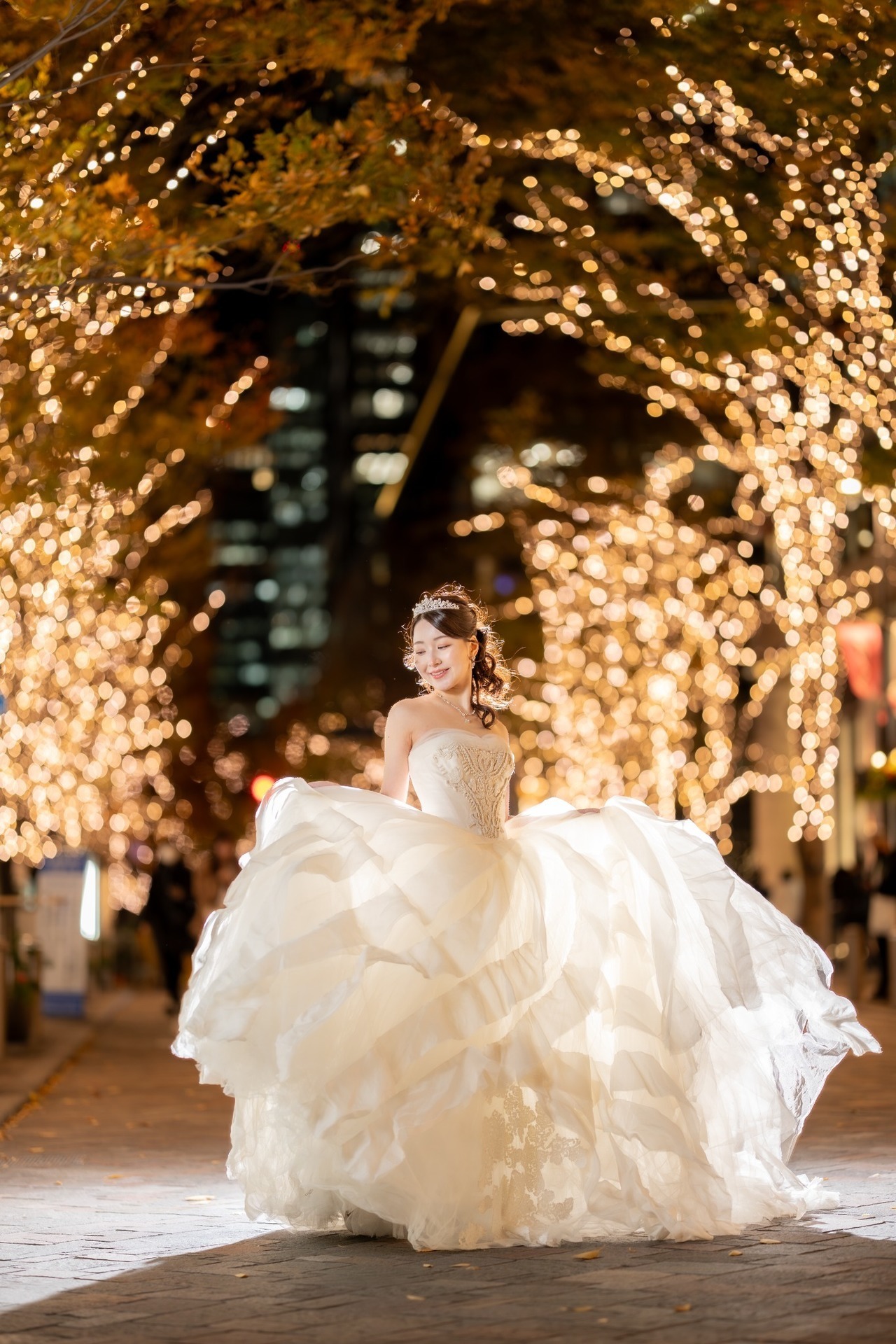 丸の内イルミネーションでウェディングドレスを広げて撮影した花嫁ソロ前撮り写真