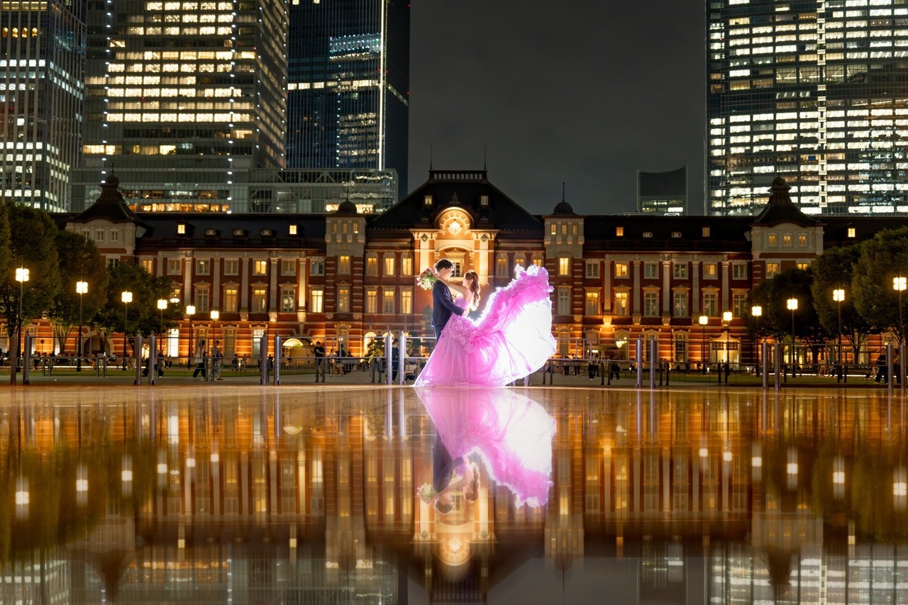 VERA WANGのピンクヘイリーを着た新郎新婦様の東京駅前撮り写真