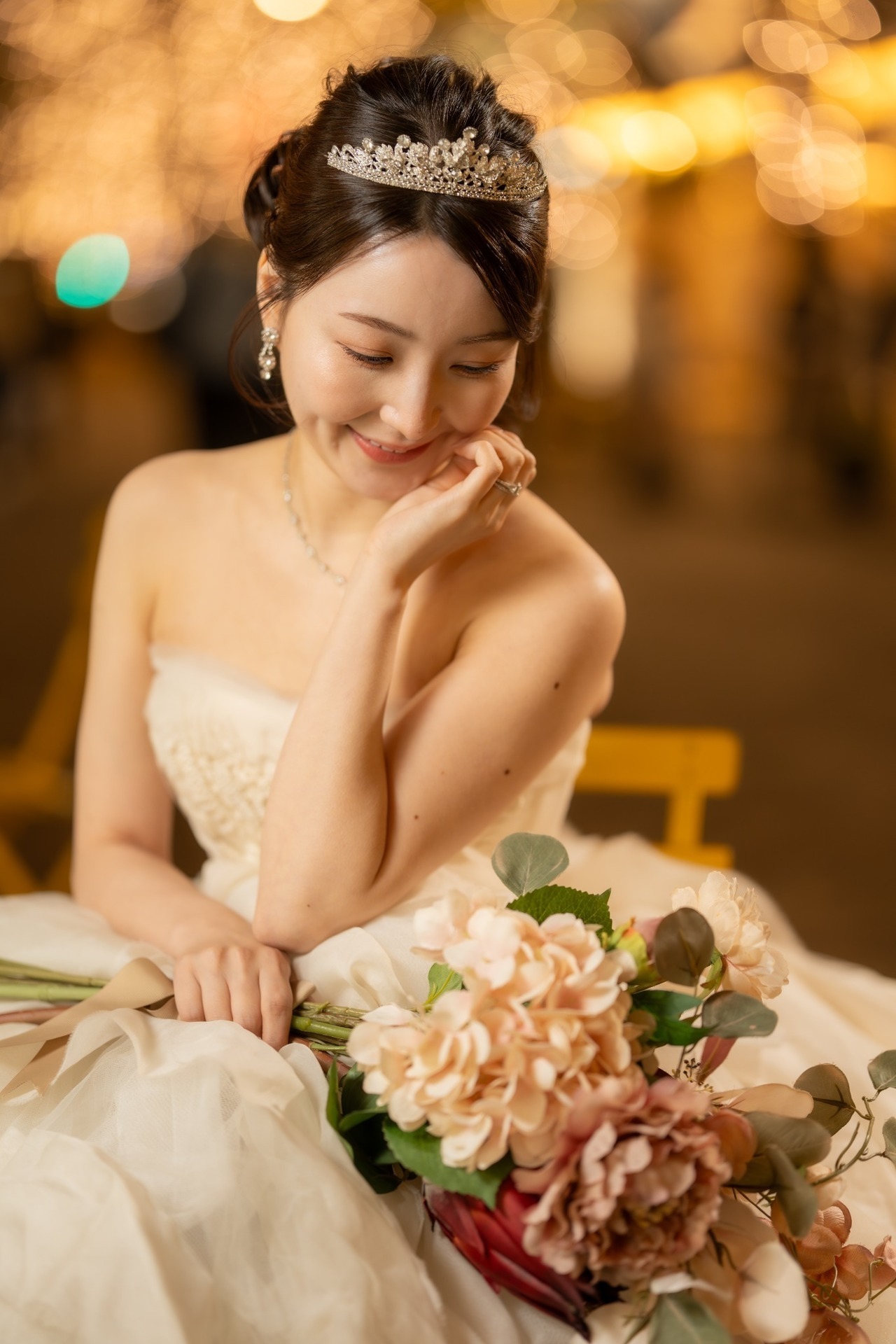 丸の内イルミネーションを背景にティアラとブーケを合わせた花嫁の前撮りポートレート