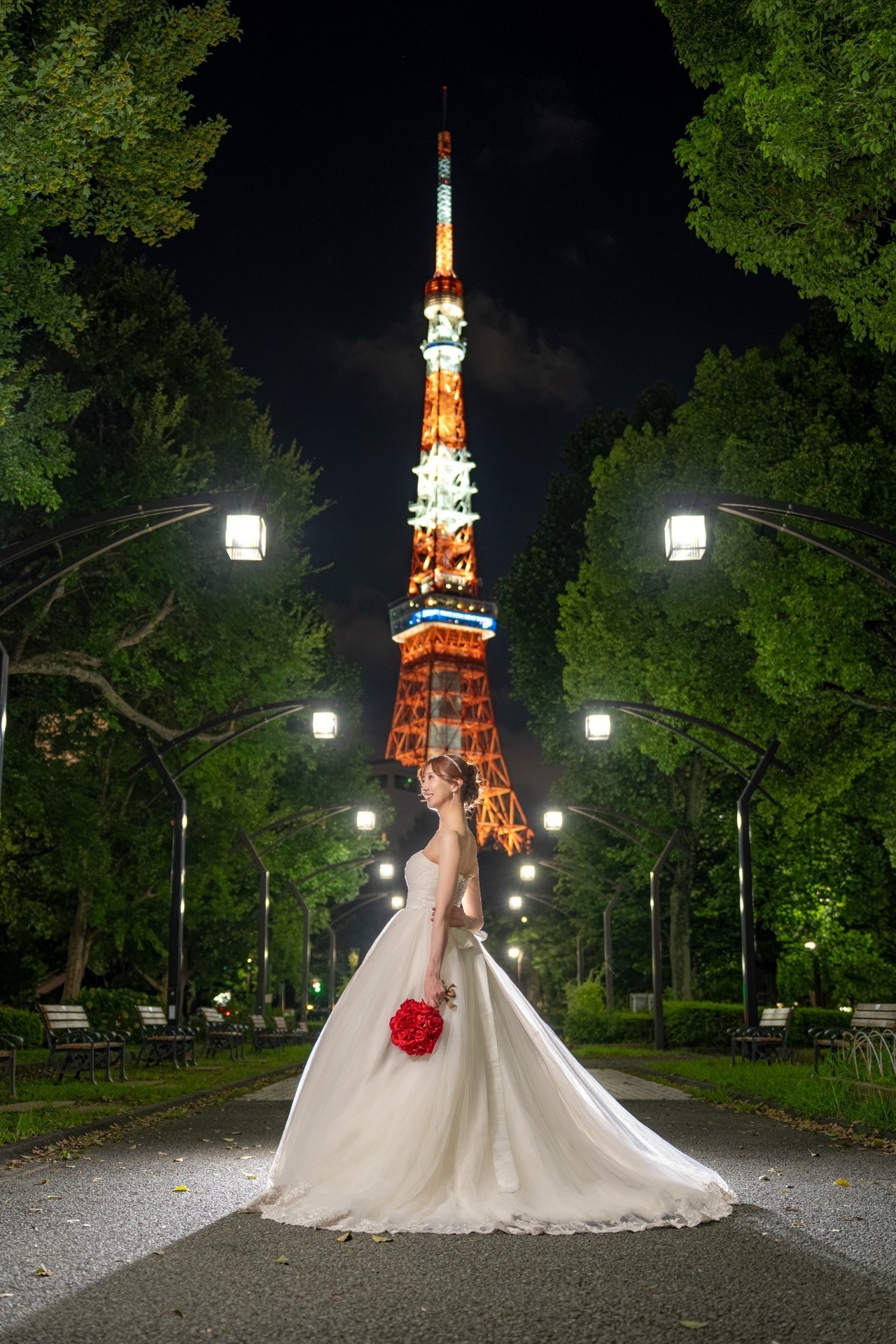 東京タワーでの新郎新婦の前撮り写真