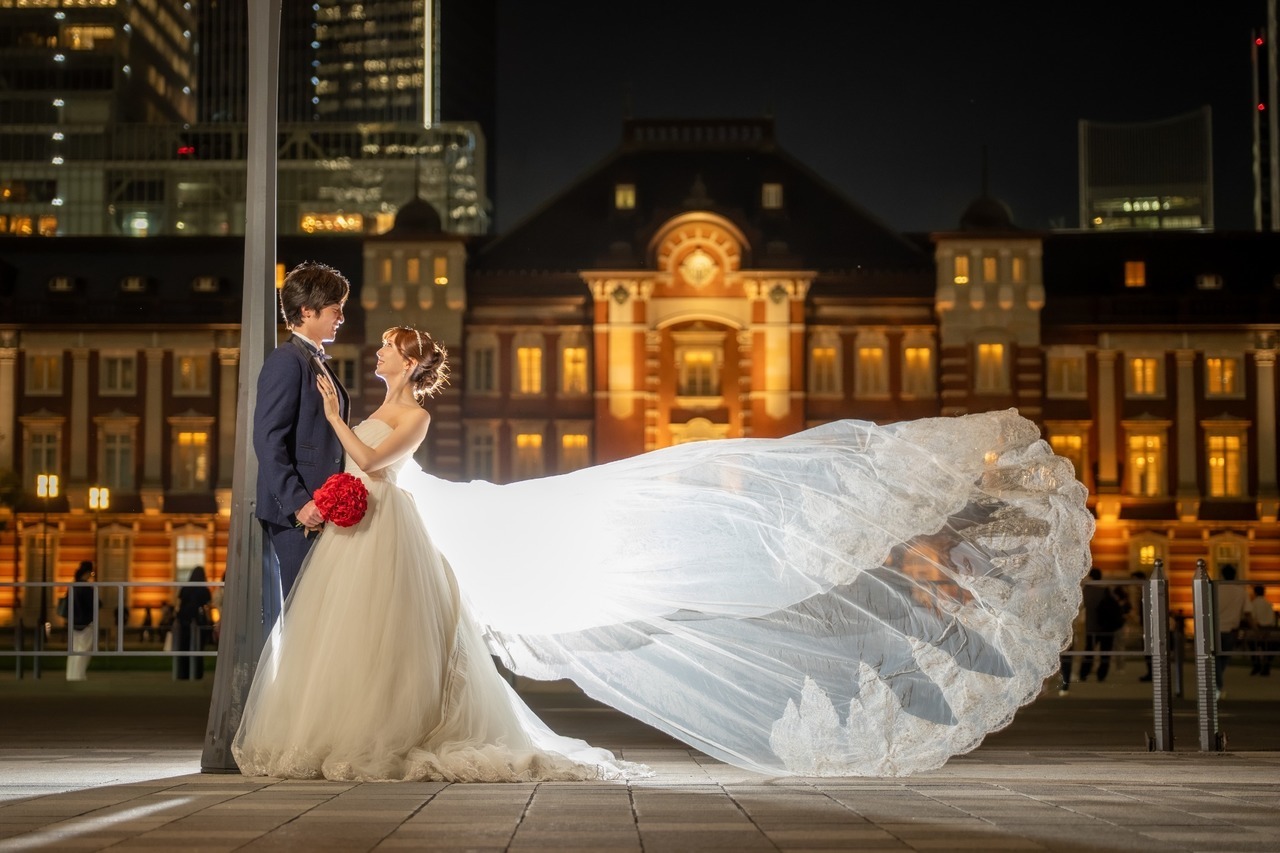 東京駅での新郎新婦の前撮り写真
