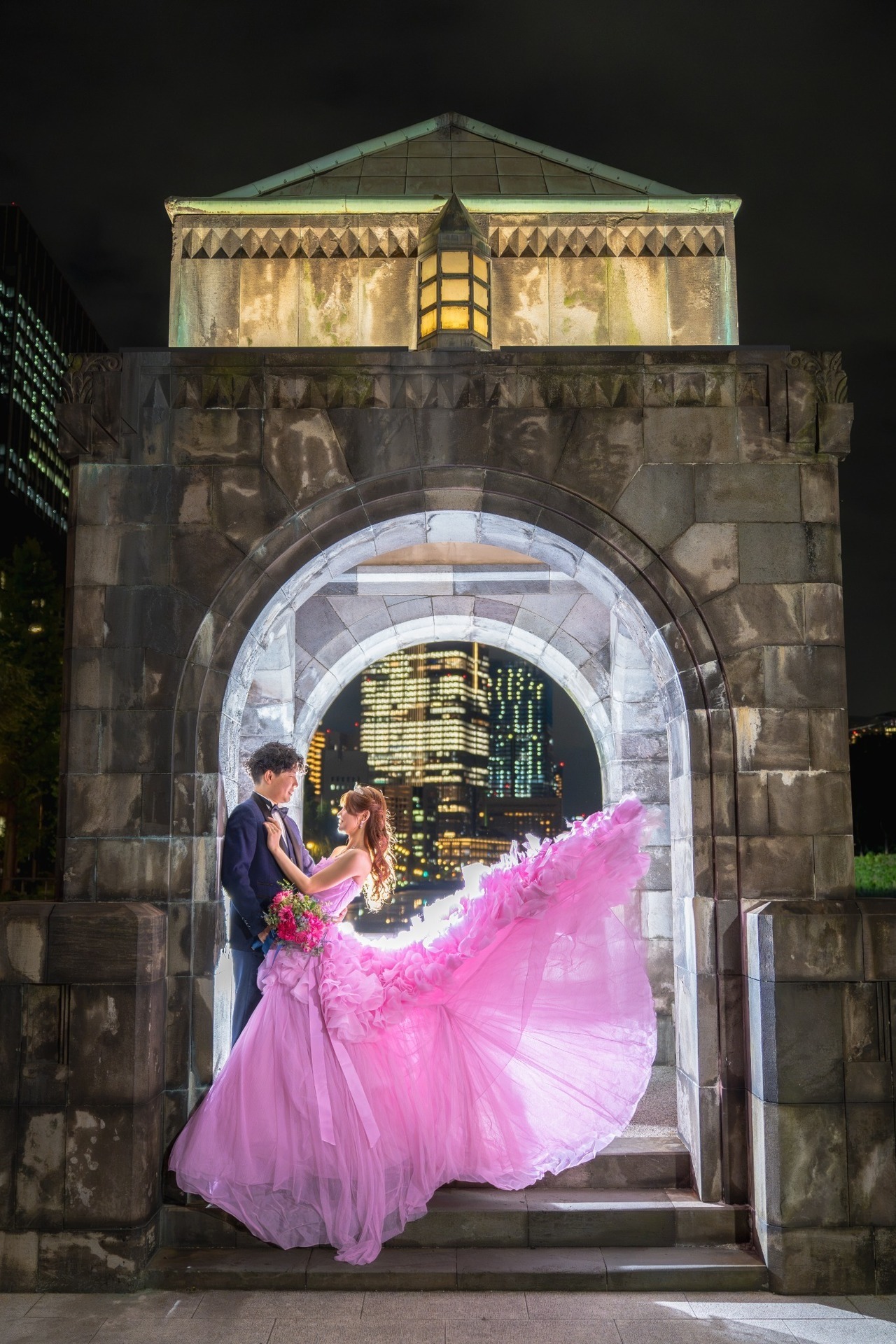VERA WANGのピンクヘイリーを着た新郎新婦様の東京駅前撮り写真