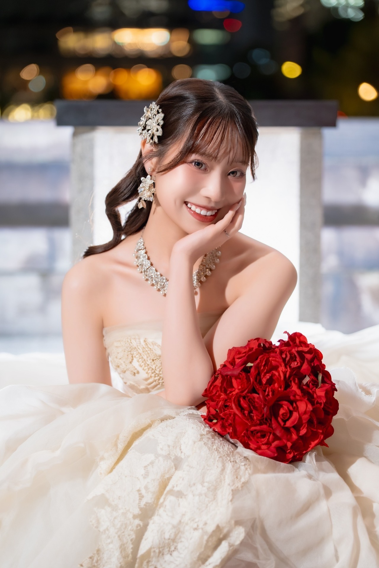 和田倉門周辺で向かい合い笑顔を見せる新郎新婦の夜のウェディング前撮り