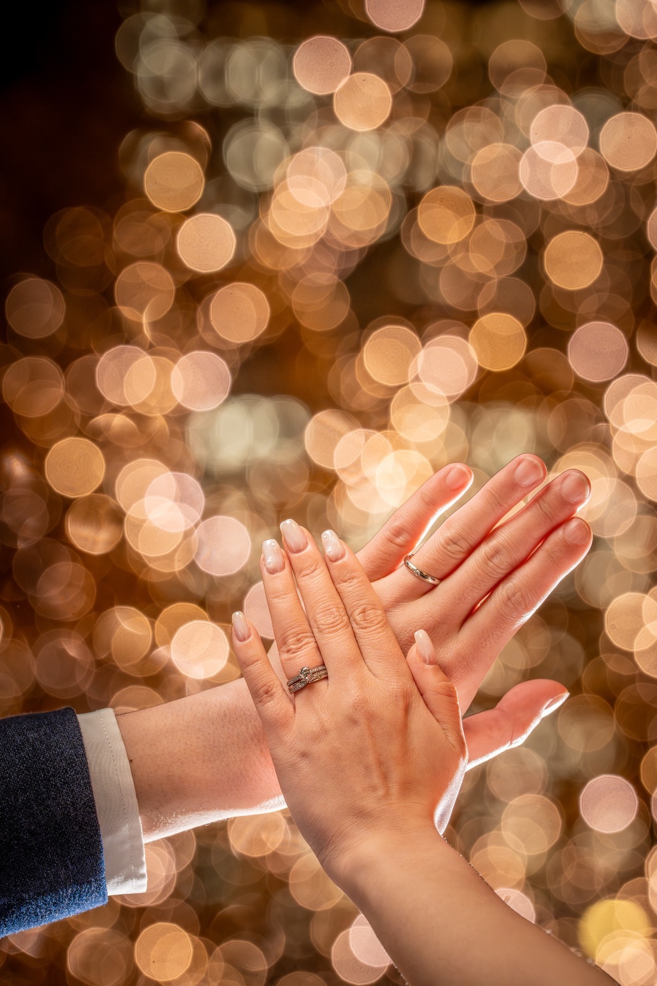 結婚指輪とイルミネーション